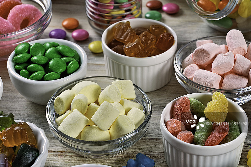 什锦彩色软糖、棒棒糖、糖果和棉花糖特写鸟瞰图图片素材