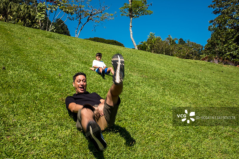 父子在草地上快乐玩耍图片素材
