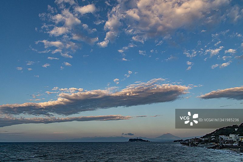 日本神奈川县的富士山和清晨的海滩图片素材