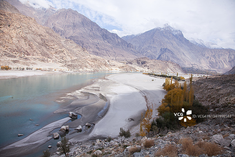 斯卡杜附近的印度河与山脉图片素材