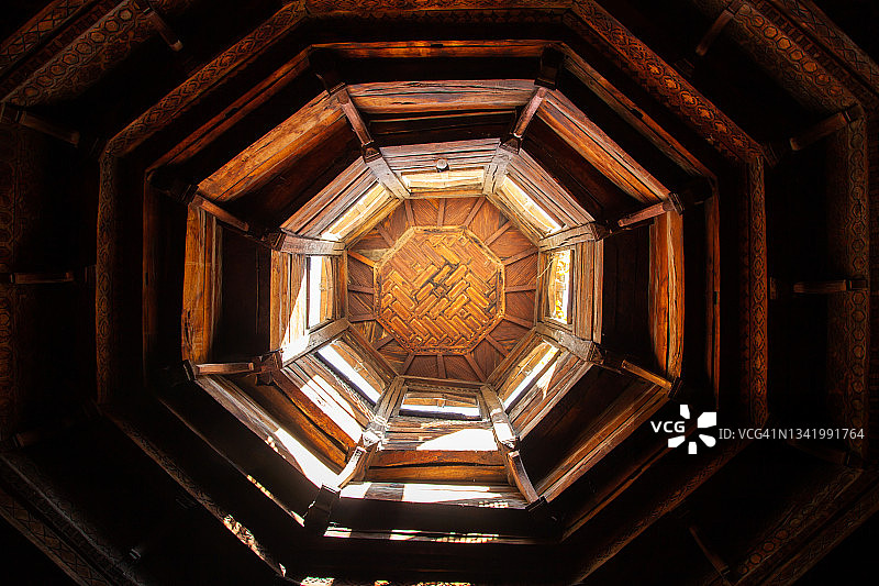 老木制建筑的内部视图图片素材