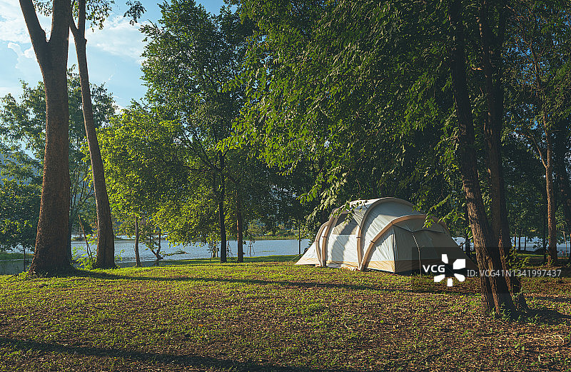 森林绿地日落帐篷露营，山景清新空气图片素材