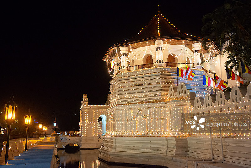 在斯里兰卡康提市的佛教寺庙圣牙舍利寺中，名为Paththirippuwa的八角形亭子的夜景。图片素材