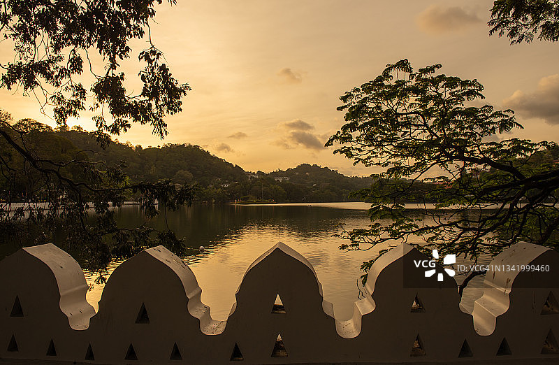 斯里兰卡康提市黎明时分的康提湖宁静景色图片素材