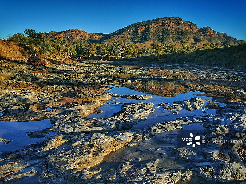 南澳大利亚伊卡拉-弗林德斯山脉国家公园：日出时分，海森山脉在布拉奇纳溪的倒影图片素材