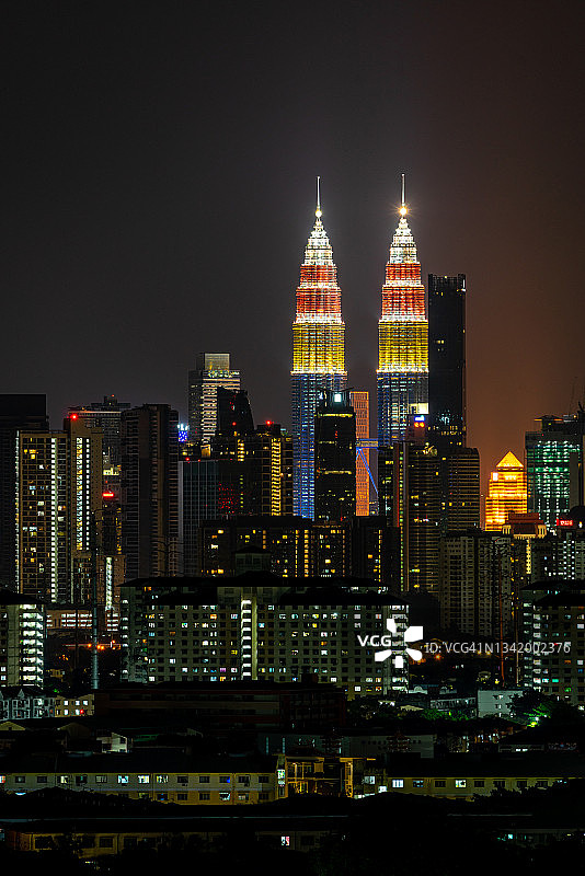 马来西亚国旗色中的吉隆坡市中心双子塔图片素材