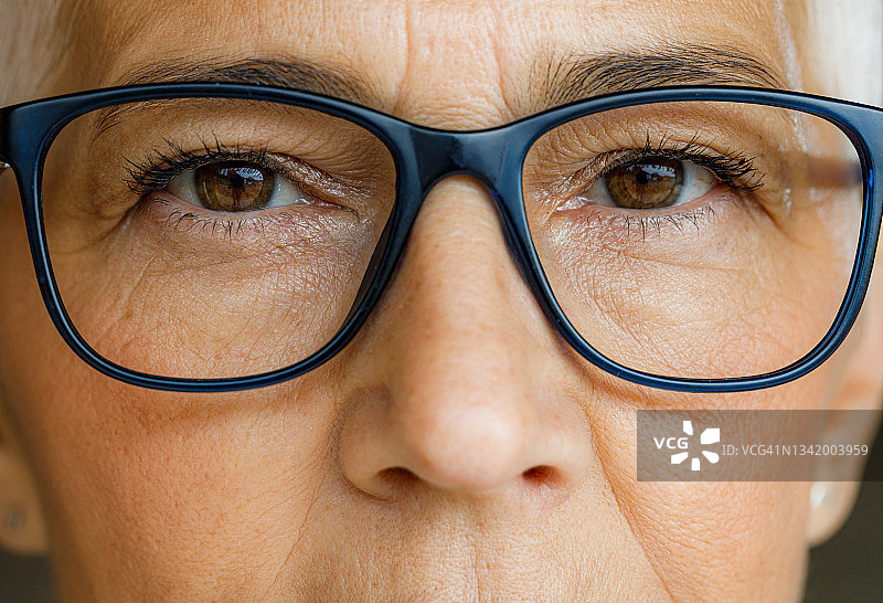 棕色眼睛的女人图片素材