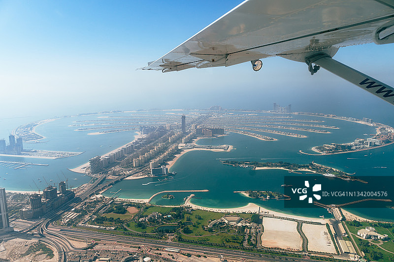 飞机上拍摄的迪拜码头天际线和海滩航拍图片素材