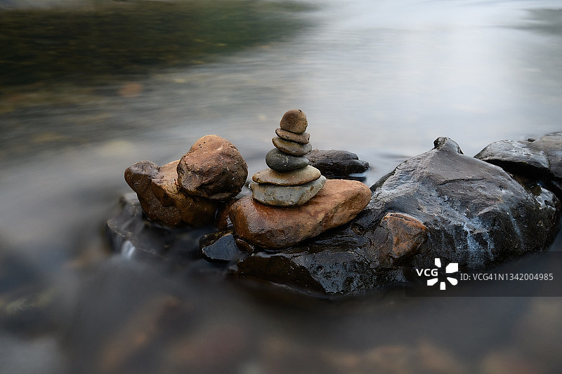 河流中流水上堆叠的平衡石图片素材