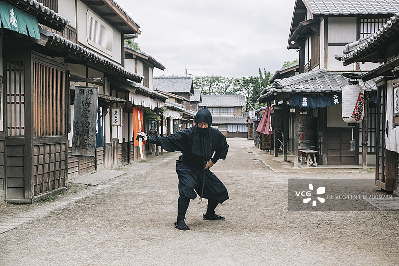 日本传统村落中的忍者图片素材