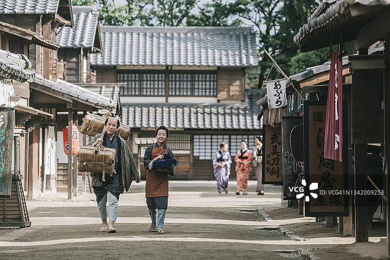 日本父子在城镇中散步图片素材