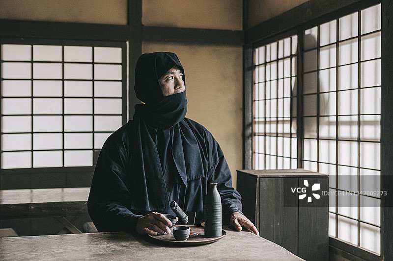 男子装扮成传统忍者图片素材