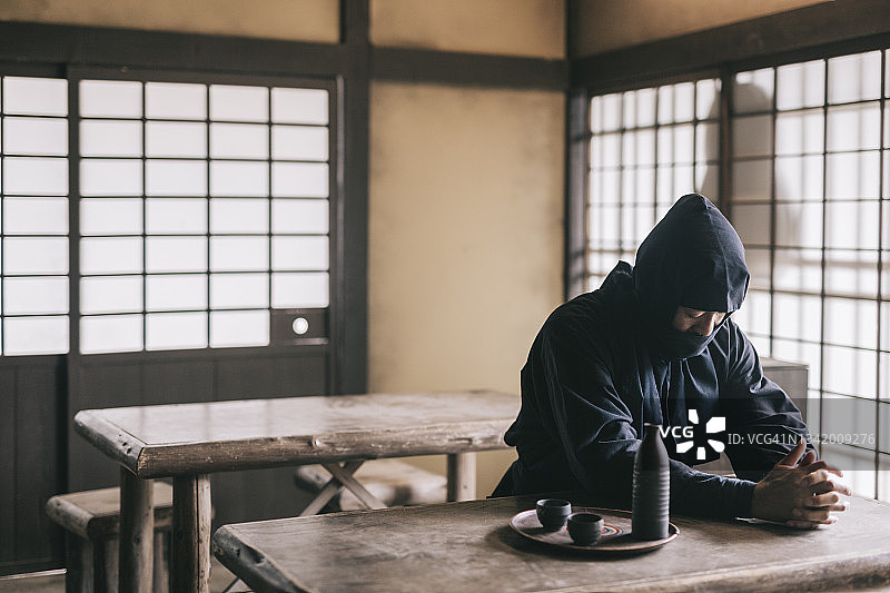 男子装扮成传统忍者图片素材