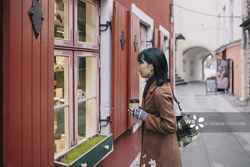 年轻女人橱窗购物图片素材