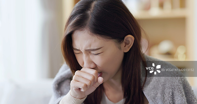 亚洲女性在家咳嗽图片素材
