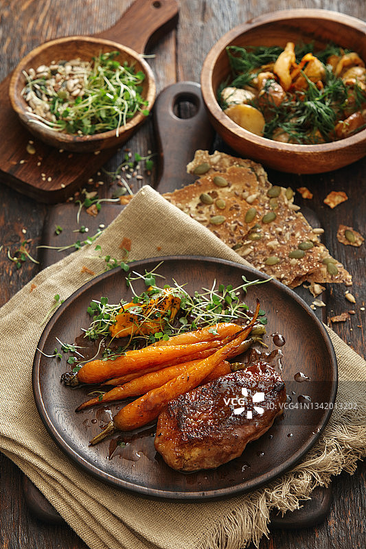 蔬菜烤鸭胸脯图片素材