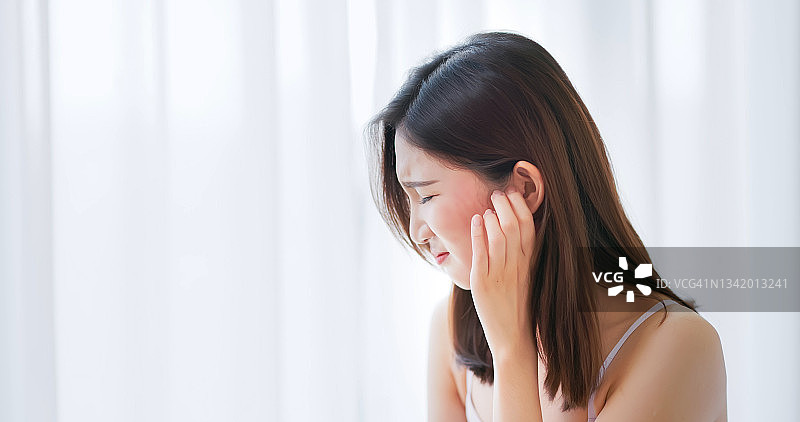 挠脸的女人图片素材