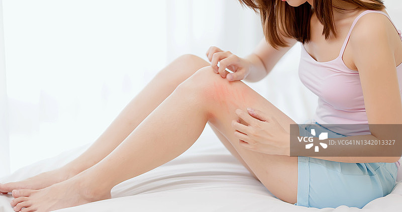 女人挠腿图片素材