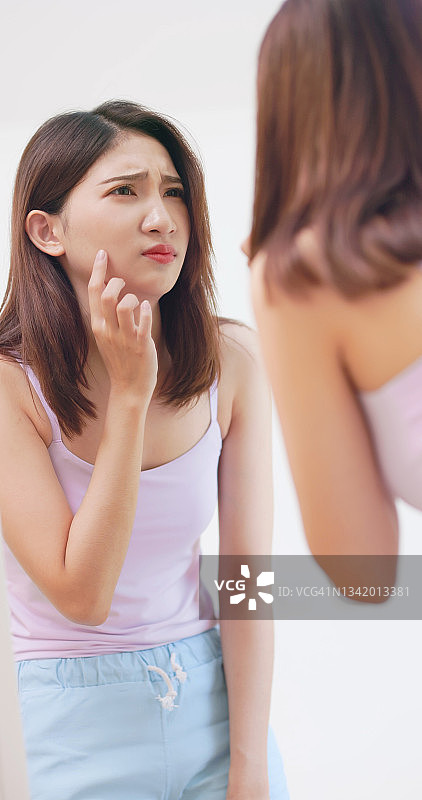 挠脸的女人图片素材