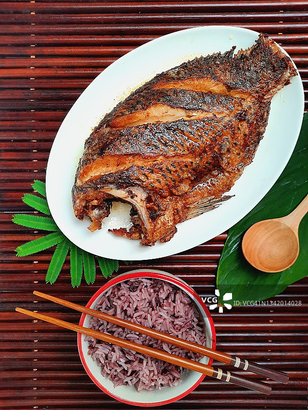 炸罗非鱼和米饭图片素材