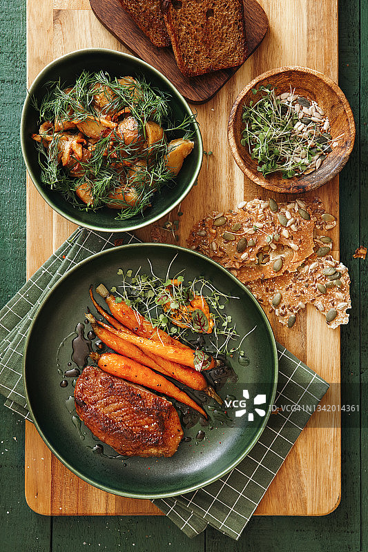 烤鸭胸配蔬菜图片素材