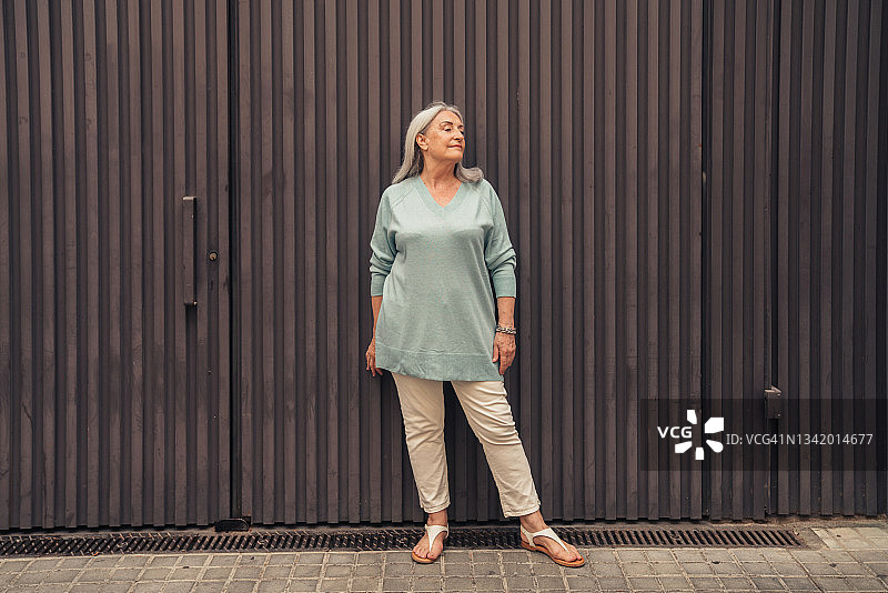 在街上漫步的年长女性图片素材
