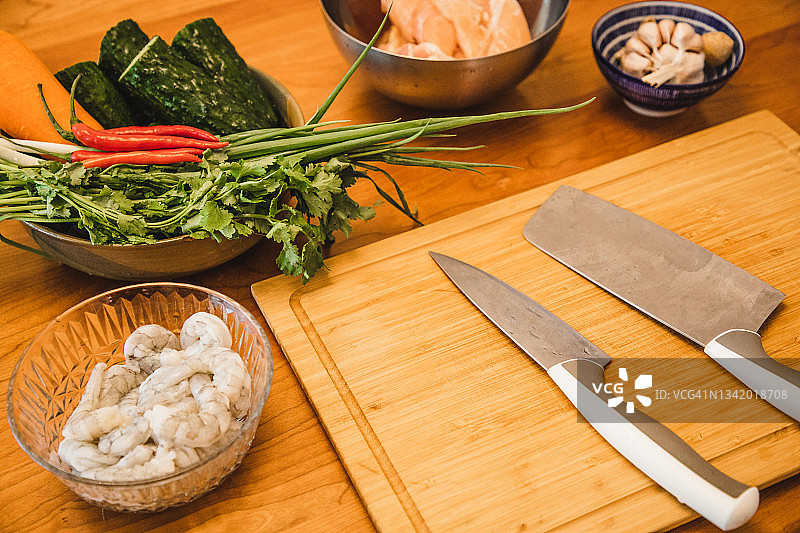 烹饪健康食品的新鲜食材、砧板和菜刀俯视图图片素材