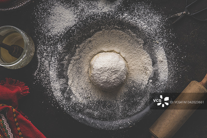 黑碗里的面团、面粉和擀面杖图片素材