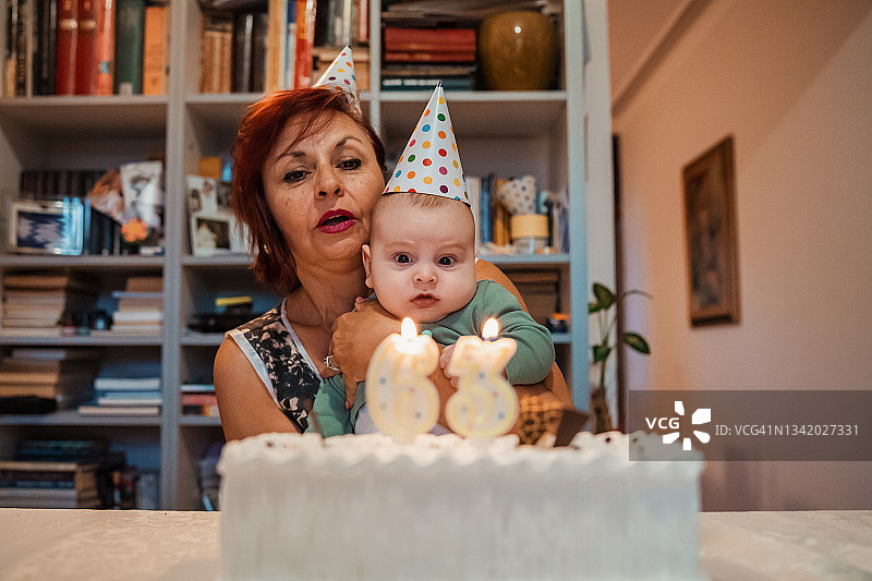 快乐的奶奶与小孙子庆祝63岁生日图片素材