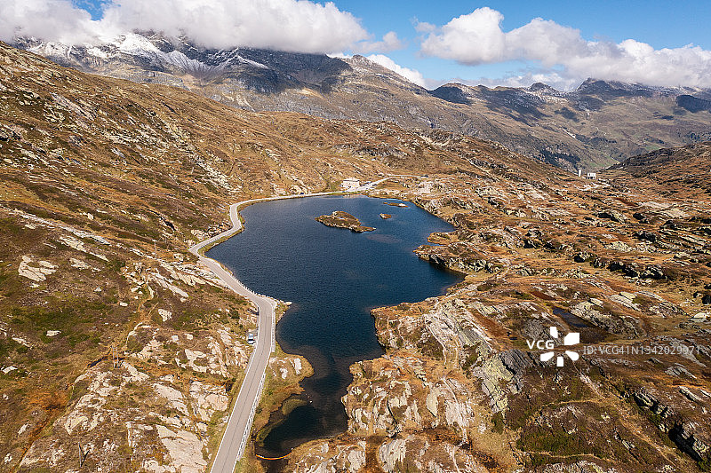 瑞士阿尔卑斯山圣贝纳迪诺山口的壮丽航拍景色图片素材