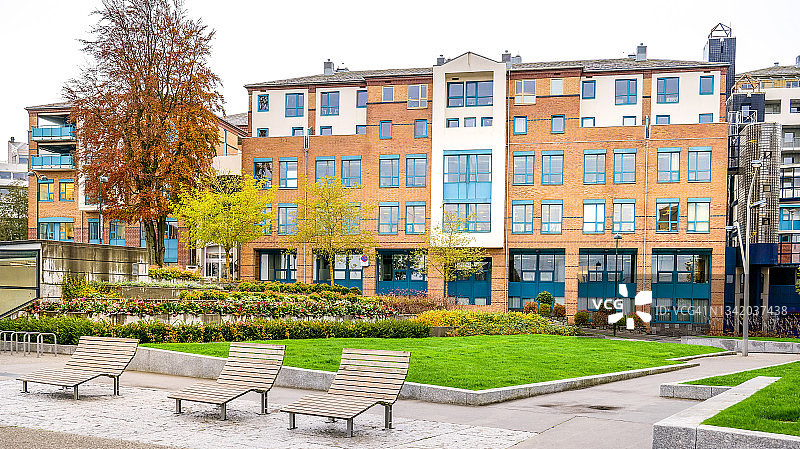 挪威南部斯塔万格历史中心附近公园旁的一些节能住宅建筑图片素材