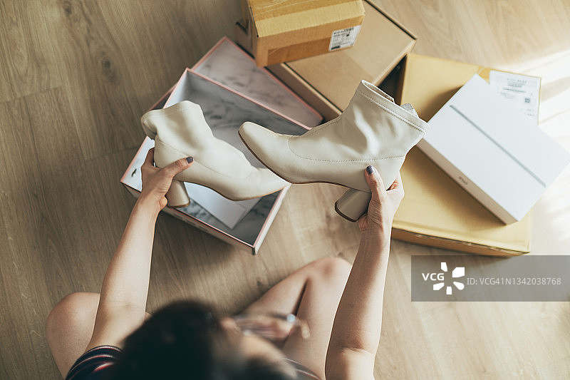 亚洲年轻女人检查行李图片素材