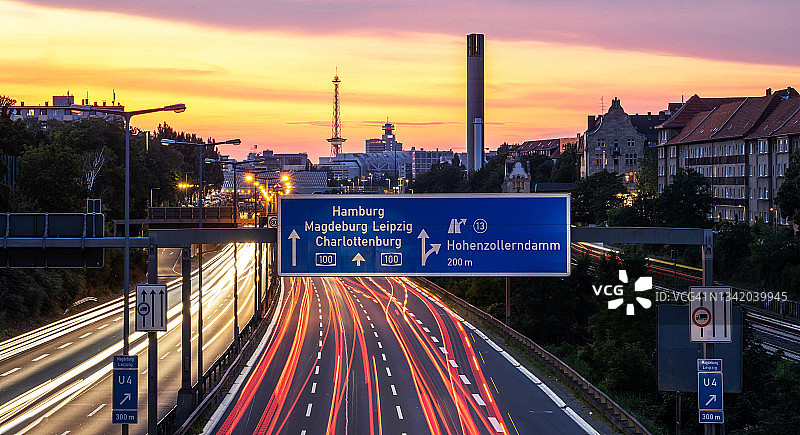 日落时分的柏林天际线与城市高速公路图片素材