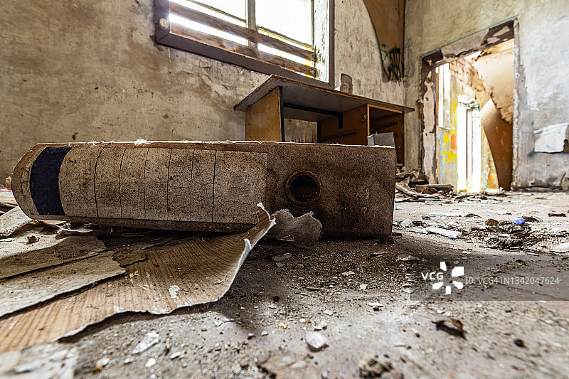 废弃建筑物中的旧办公室图片素材