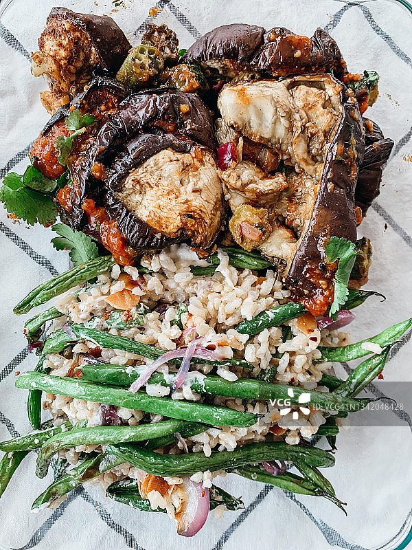 马萨拉茄子和青豆沙拉图片素材