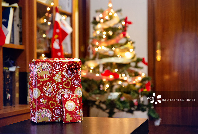 圣诞树旁桌子上的礼物特写图片素材