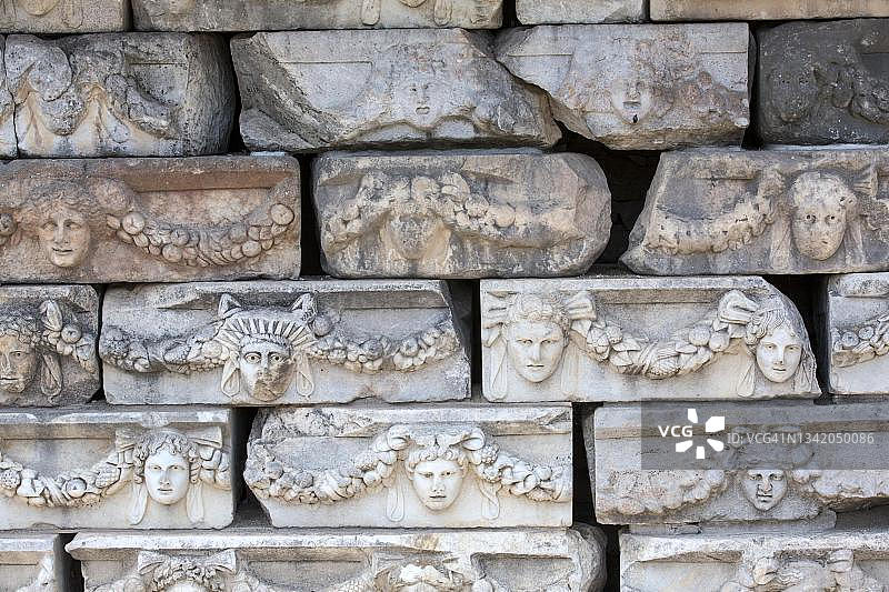 提比略门廊上的饰带，描绘了土耳其艾登阿佛洛狄西亚的各种神、女神和头像图片素材