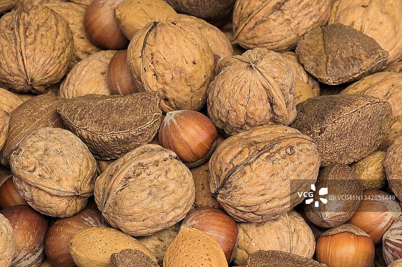 混合坚果:杏树、榛子、波斯核桃、巴西坚果、美洲山核桃,带壳和去壳,德国图片素材