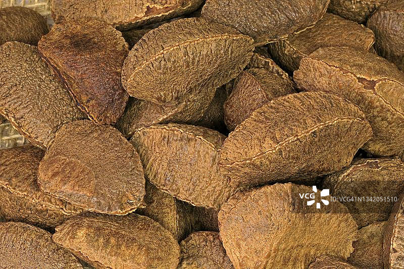 巴西坚果（Bertholletia excelsa），带壳和去壳的坚果，德国图片素材