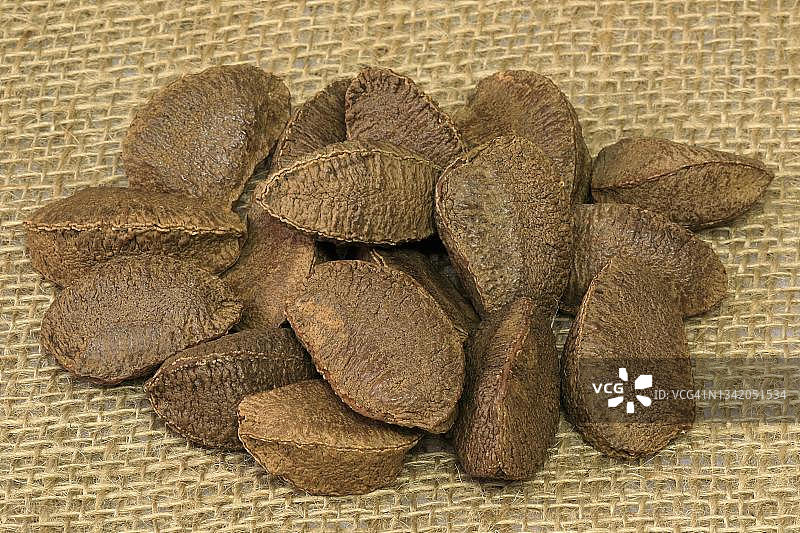 巴西坚果（Bertholletia excelsa），带壳和去壳的坚果，德国图片素材
