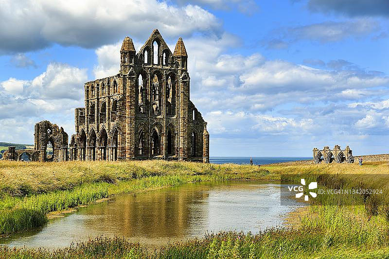 惠特比修道院遗址，游客参观，英国约克郡图片素材