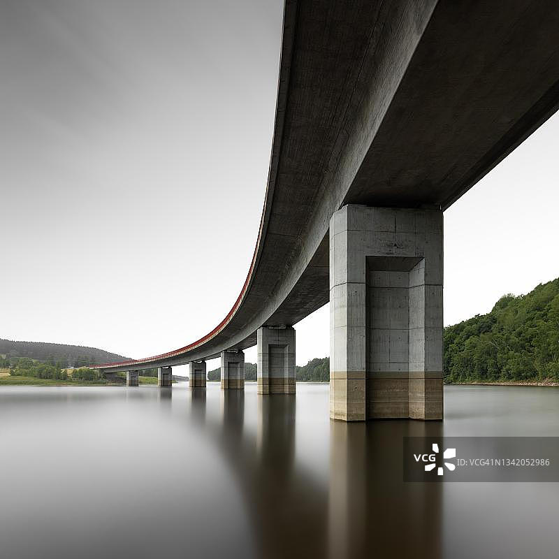 德国萨克森的劳申巴赫大坝长期曝光图片素材