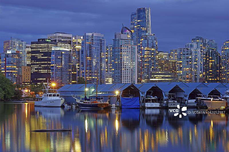温哥华斯坦利公园的黄昏城市天际线图片素材