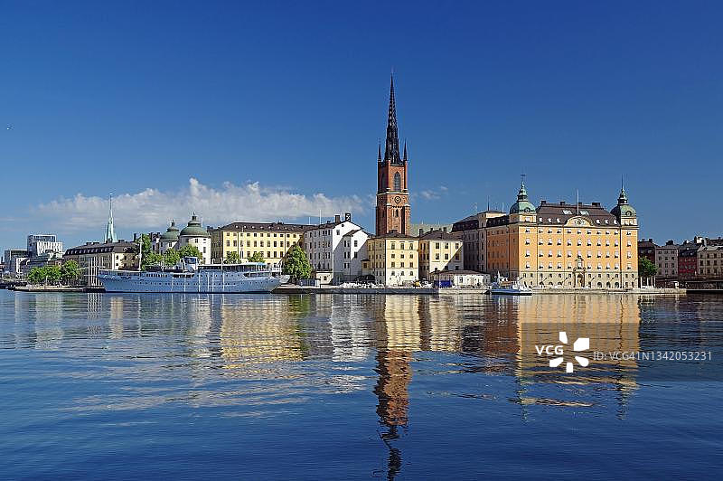 斯德哥尔摩老城区水面倒影与船只图片素材