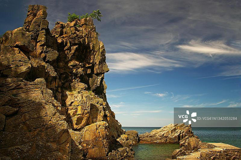 丹麦博恩霍尔姆岛的壮观悬崖和大海图片素材