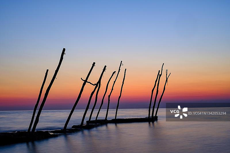 黄昏时克罗地亚伊斯特拉萨武德里亚亚得里亚海的木制船架图片素材