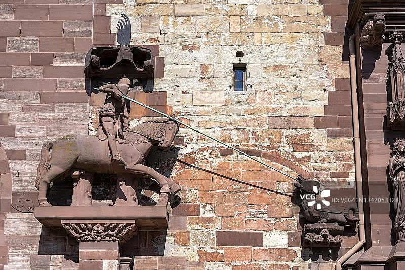 巴塞尔主教座堂外墙上的圣乔治屠龙烈士雕像，瑞士巴塞尔图片素材