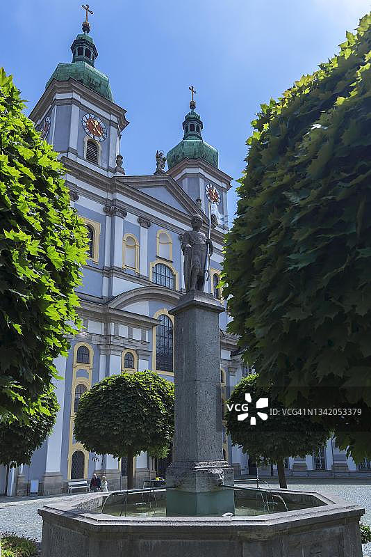 瓦尔德萨森修道院教堂,建于1133年,在迪波尔德三世侯爵喷泉雕像前,位于德国上普法尔茨瓦尔德萨森图片素材