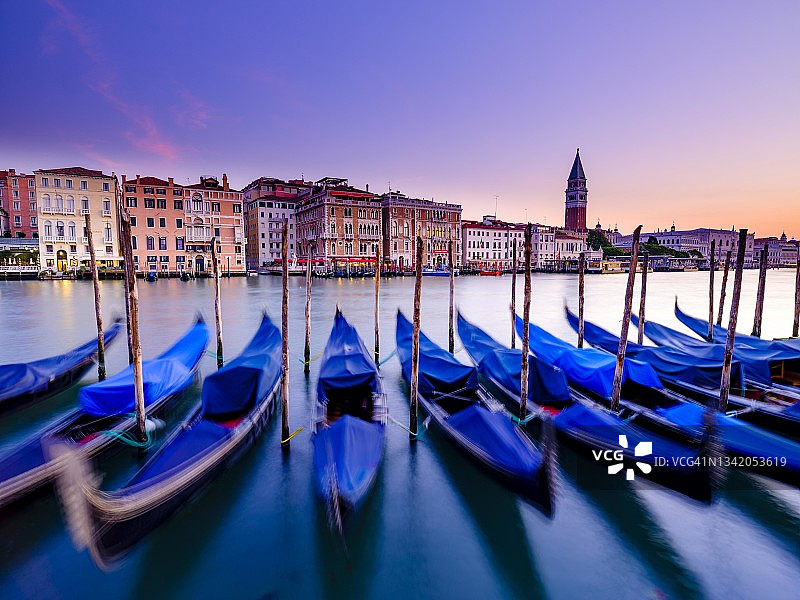 威尼斯大运河黎明景色：总督宫与钟楼背景图片素材
