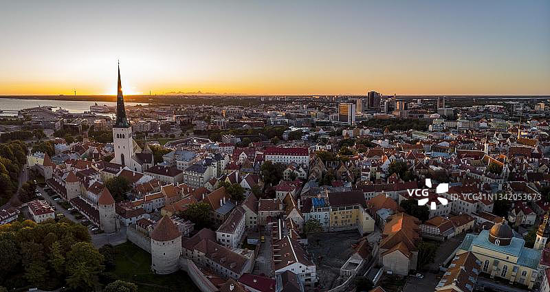 爱沙尼亚塔林，带有奥莱教堂、雷瓦尔城市防御工事和城墙塔楼的古镇鸟瞰图片素材